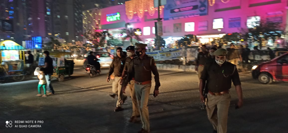 श्रीमान सहायक पुलिस आयुक्त 2 सेंट्रल नोएडा व प्रभारी निरीक्षक थाना बिसरख द्वारा धनतेरस/दीपावली त्यौहार को  दृष्टिगत रखते हुए भीड़ -भाड़ वाले इलाकों में फुट पेट्रोलिंग की गई।<a href="/noidapolice/">POLICE COMMISSIONERATE GAUTAM BUDDH NAGAR</a> <a href="/CP_Noida/">CP Noida</a>