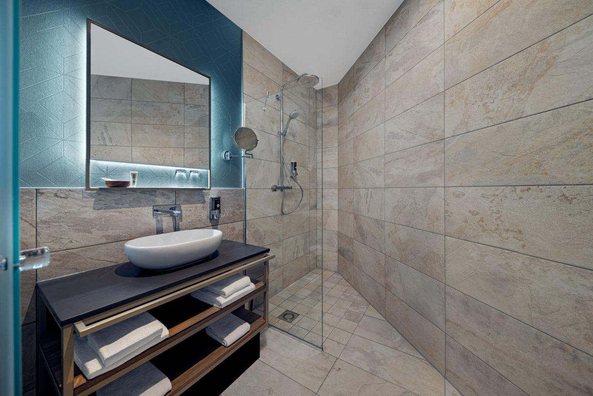 VWVastgoed's tweet photo. Het 226 kamers tellende hotel met restaurant, zwembad en wellness zal naar verwachting haar deuren in het voorjaar van 2021 openen. Wij zijn trots op het resultaat en wensen Inntel Hotels veel succes toe met de verdere voorbereidingen.
@KCAPnewsfeed @BoeleTweets @HOMIJbv #Inntel https://t.co/2Gcxdzcccv