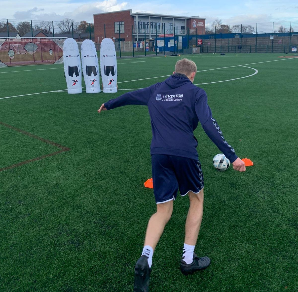 EvertonCollege's tweet photo. A great end to the week with our students @Vauxhallmotorfc finishing with some free-kick practice and fun drills! Well done to all our students who took part. ⚽🎯 #TopBinChallenge https://t.co/hdW4P540NU