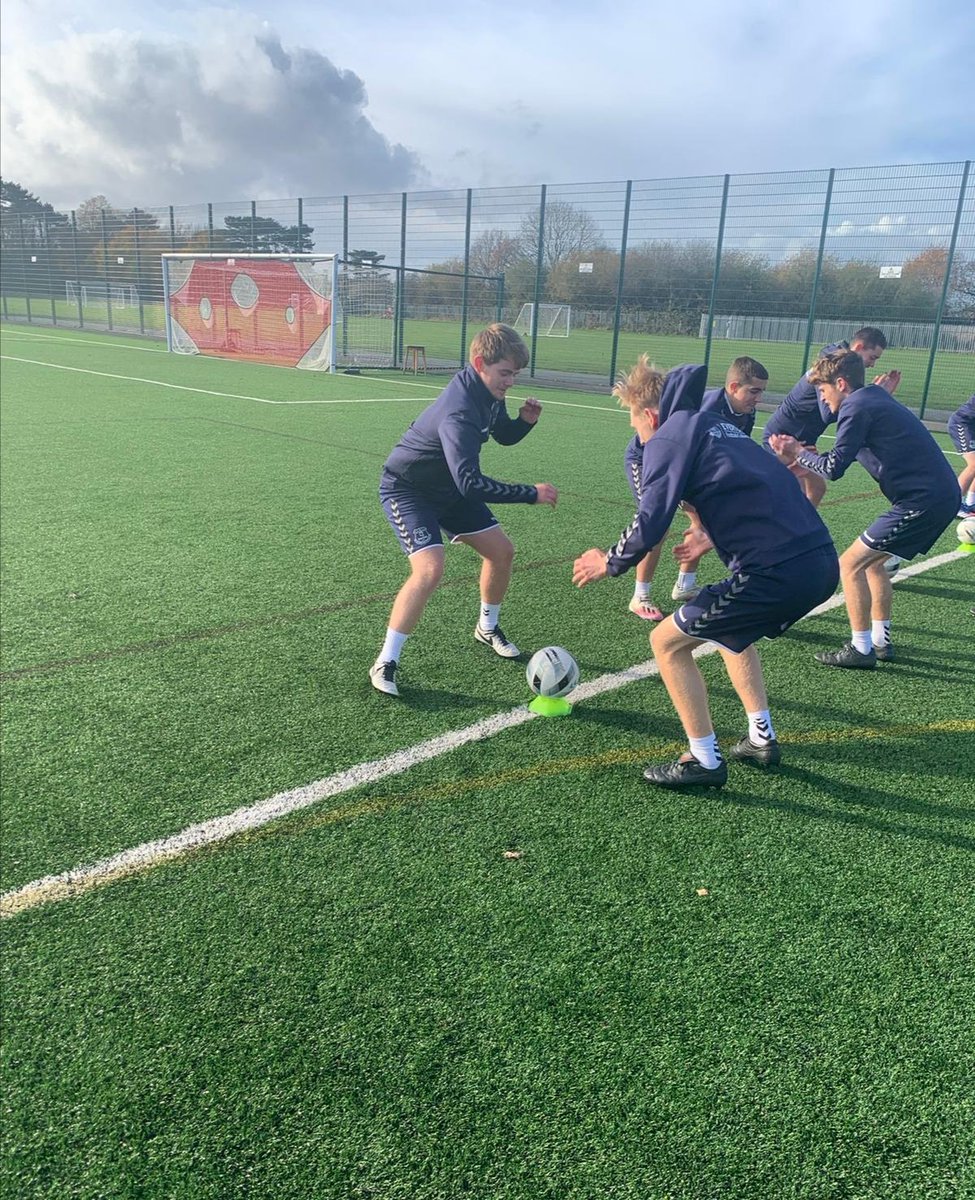 EvertonCollege's tweet photo. A great end to the week with our students @Vauxhallmotorfc finishing with some free-kick practice and fun drills! Well done to all our students who took part. ⚽🎯 #TopBinChallenge https://t.co/hdW4P540NU