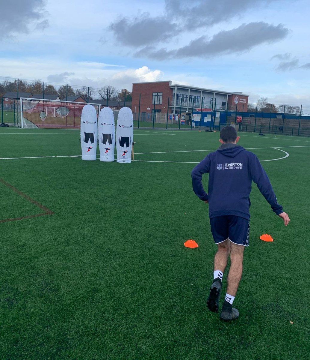EvertonCollege's tweet photo. A great end to the week with our students @Vauxhallmotorfc finishing with some free-kick practice and fun drills! Well done to all our students who took part. ⚽🎯 #TopBinChallenge https://t.co/hdW4P540NU