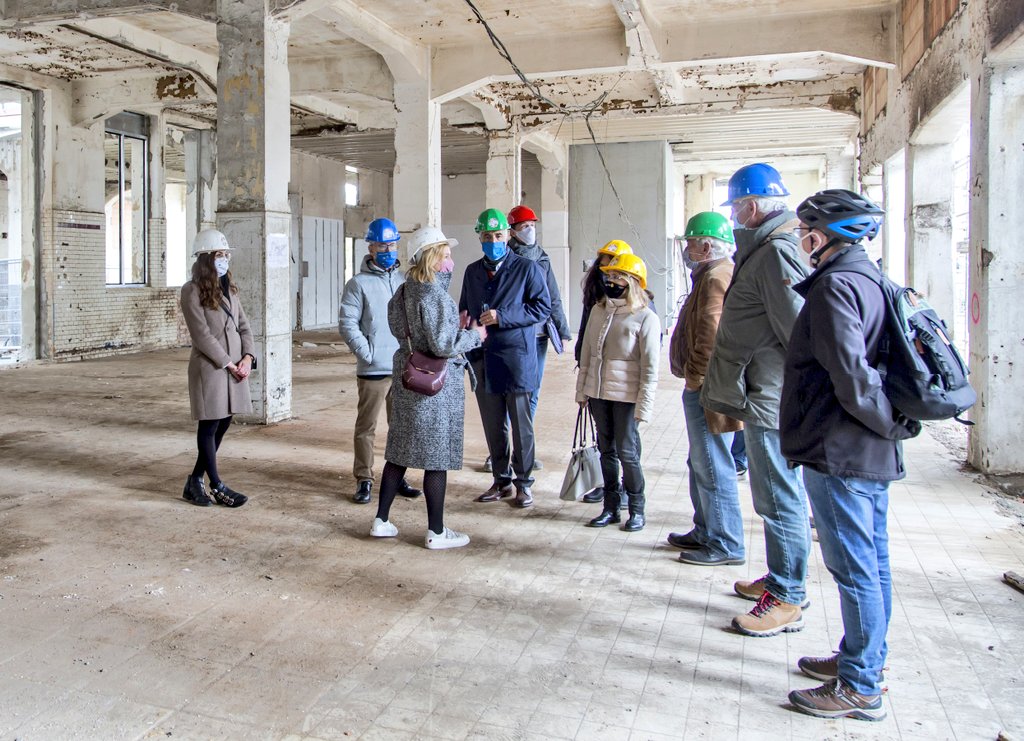 agathebinnert's tweet photo. Visite du chantier #KaléidosCOOP après l'AG ac AM Jean, P.Roth &amp; le maire de Kehl, T.Vetrano qui, très enthousiaste, a comparé le tiers-lieu à un phare près du #Rhin dédié à la coopération franco-allemande ! Bienvenue aux 3 collectivités au sein de la gouvernance de notre #SCIC. https://t.co/WTBdnBAHuH