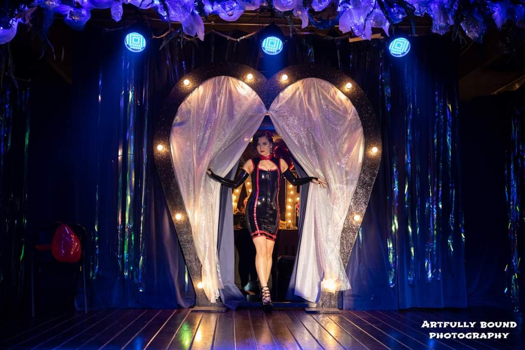 TheSiamFox's tweet photo. Peeking out of my cave
to see if it is fine
I'm gonna turn around
cause what I see I'm appalled

How does the rest of it go?
Anyways, I'm Mrs. Inside.

📸 Artfully Bound Photography
#thesiamfox #foxy #foxyfriday #burlesque #latex #asianpinup #mrbrightside #parody #stayfoxy https://t.co/aVNdimuI0a