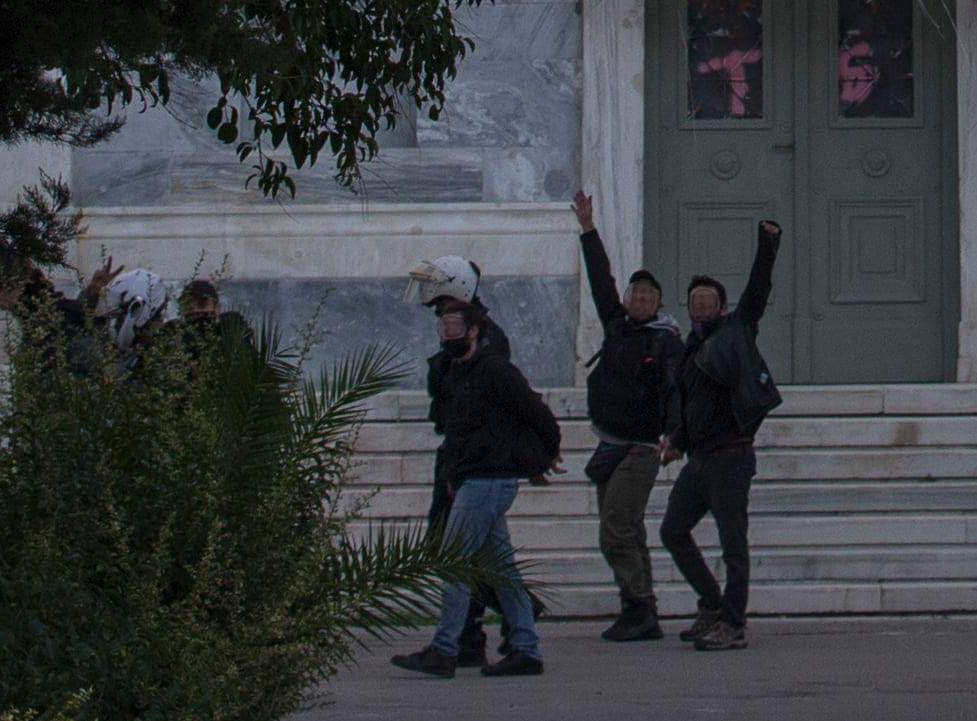 DelgadoSero's tweet photo. Το "θα μας κλάσετε μια μάντρα" τώρα και εικονογραφημένο για τους χουντοδεξιούς.   

#Πολυτεχνειο https://t.co/FOaH3OQeOx