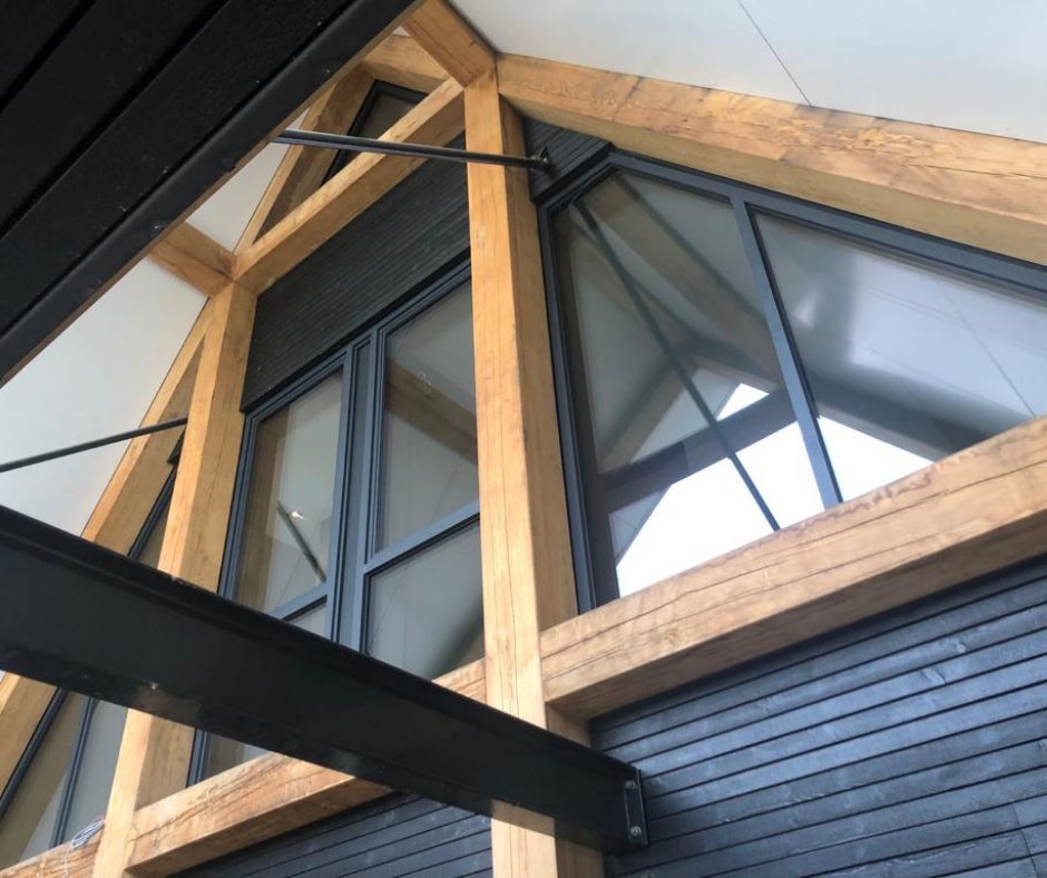 Weer een prachtig woonhuis waaraan wij hebben meegewerkt in opdracht van #Almbouw! Aluminium vliesgevels, schuifdeuren en kozijnen voor de woning. Met in de orangerie een aluminium vliesgevel &amp; elektrische dakramen en stalen deuren van 3,5 meter hoog. bit.ly/3pqbyxw