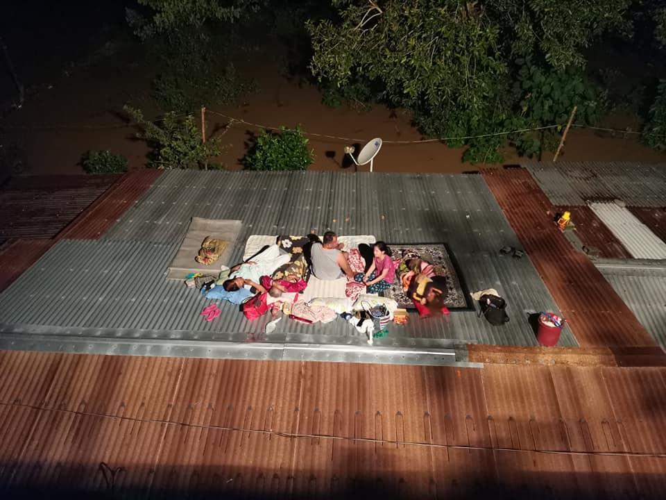 rapplerdotcom's tweet photo. LOOK: Iriga residents are forced to sleep on rooftops as they await rescuers. #UlyssesPH Photos from Cagayan PIO

#UlyssesPH updates: https://t.co/fVarJN8Wv1 https://t.co/oHxQZJfLxl