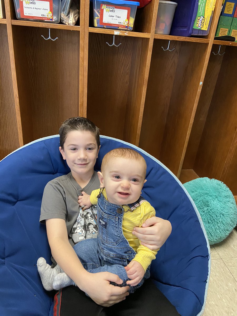 ClassWithMissW's tweet image. These two #BuzzWorthy students are a big help on this Friday morning!