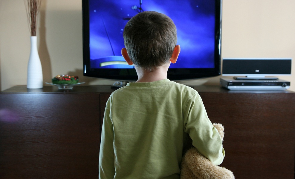 New Study Confirms Kids Watching Television Stresses Parents - mothering.com/articles/new-s…