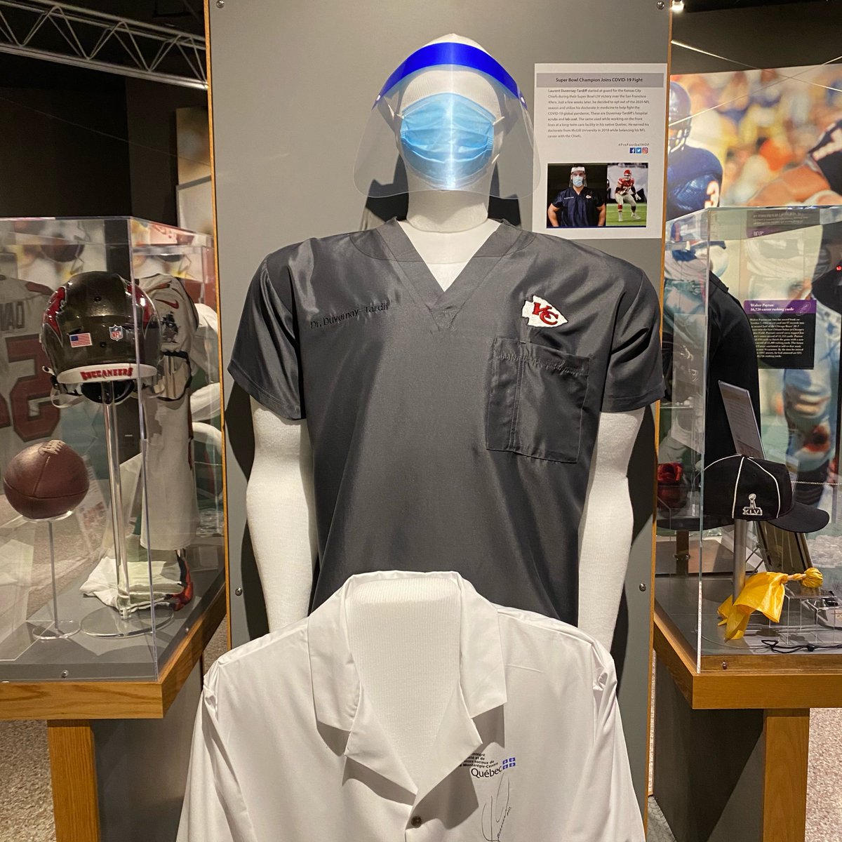 ProFootballHOF's tweet image. Newest artifacts to arrive at The Hall: medical scrubs &amp;amp; lab coat of @LaurentDTardif.

The starting OG for the @Chiefs in #SuperBowl LIV, he stepped away from his football career this season to utilize his doctorate in medicine to help fight the COVID pandemic.

#ChiefsKingdom