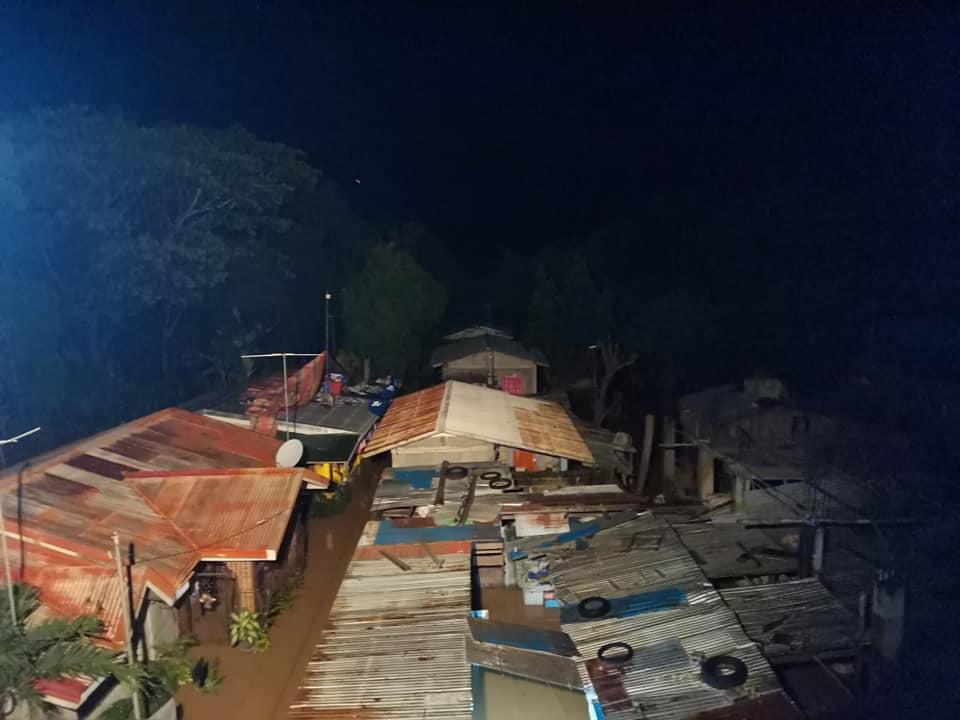 rapplerdotcom's tweet photo. LOOK: Iriga residents are forced to sleep on rooftops as they await rescuers. #UlyssesPH Photos from Cagayan PIO

#UlyssesPH updates: https://t.co/fVarJN8Wv1 https://t.co/oHxQZJfLxl