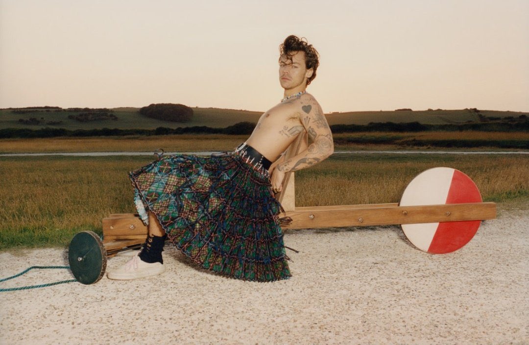 MTVLA's tweet photo. Harry Styles se convierte en en primer hombre en la historia en aparecer solo en la portada de la revista Vogue #MTVNewsLA 😭 https://t.co/5MZNtsPHeu