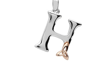 AidiMac's tweet image. You can browse my Silver letters with rose gold Celtic love knot at the link below. Only €66 until December 1st. Comes with a chain, presentation box and free delivery. #irishjewellery
celticjewelry.ie/celtic-initial…