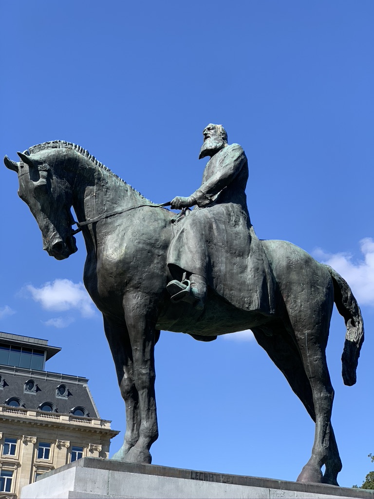 I wanted to find a more direct connection to what was happening this summer, and that brought me back to that mounted statue of Leopold in Brussels. (7/n)