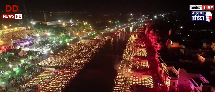 DDNewslive's tweet photo. Over 5.51 lakh diyas lit on the banks of river Saryu in #Ayodhya, made it to #GuinnessWorldRecord for 'largest display of oil lamps'

#Deepotsav2020 #AyodhyaDeepotsav #Deepavali https://t.co/KO6glTpQ2H
