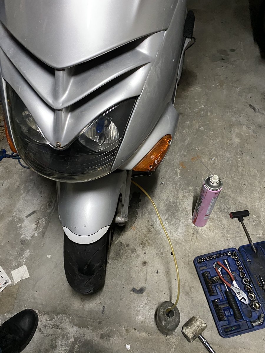 esparl's tweet photo. ブレーキフルード交換してます#アプリリアレオナルド https://t.co/viEyQKm3tI