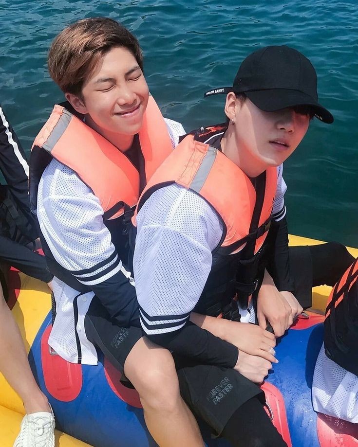 imbtsyra's tweet photo. Happy ten years of your friendship🎉,I love you💜💜
#happynamgiday
#10YearsWithNamgi
#10YearsOfNamgi https://t.co/rKy0iwuUIY