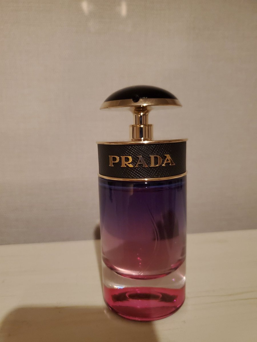 Hal 今夜の寝香水はpradaのキャンディナイト つけたてから甘いオレンジとイリスの香りがしてこれが色香 とわくわくします 夜の蝶気分になれます 珍しくミドルにムスクやバニラが漂ってきて ラストはなんとチョコレート ボトルも変わった形でかわいいです Hal 今夜の寝香水はpradaのキャンディナイト つけたてから甘いオレンジとイリスの香りがしてこれが色香 とわくわくします 夜の蝶気分になれます 珍しくミドルにムスクやバニラが漂ってきて ラストはなんとチョコレート ボトルも変わった形でかわいいです