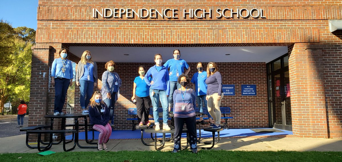 1_gjsingh's tweet photo. @IndependenceHS1 faculty supporting blue in  memory of Principal Jamar Robinson. Our deepest condolences to the family
@IHSPrincipalTT @westlakelions @FultonCoSchools https://t.co/XjjYnuVqHQ