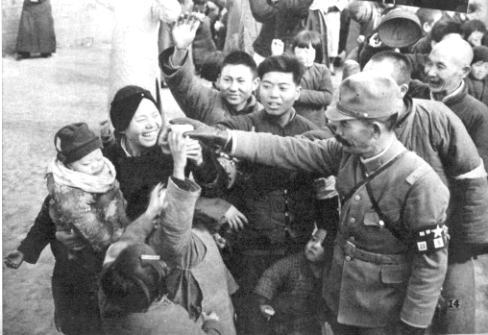こういう「現地民に優しい日本兵」の写真、個人的には微笑ましくて好きなのだが、これを根拠に「日本軍は虐殺などしていない。これを見れば解るだろう!」みたいに言う人は流石に三枚目の可能性を疑うだけの猜疑心を持った方が良いと思う。 