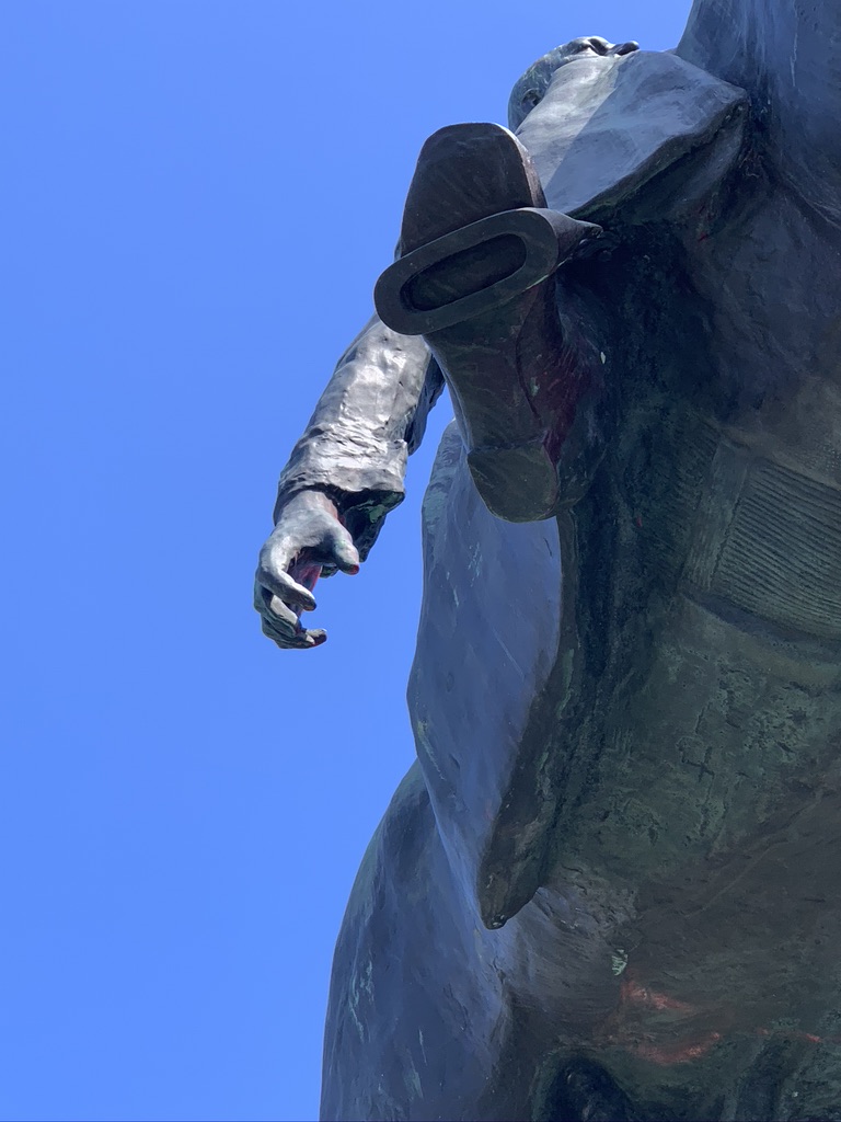 It wasn't the cleaners' first rodeo. But they missed a spot: the palm of his curled right hand was still red. Then I saw a faded green plaque at the back of the base, which speaks of another kind of reckoning, which Belgium, and most of the west, is yet to have. (11/n)