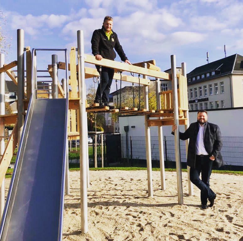 klugelars's tweet photo. In unserer Innenstadt bei #Edeka #Meisel gibt es einen neuen Spielplatz, der heute fertiggestellt wurde. Leider ohne Kinder, aber so ist das im Moment eben... #HohensteinErnstthal https://t.co/3ckk7G5XIF
