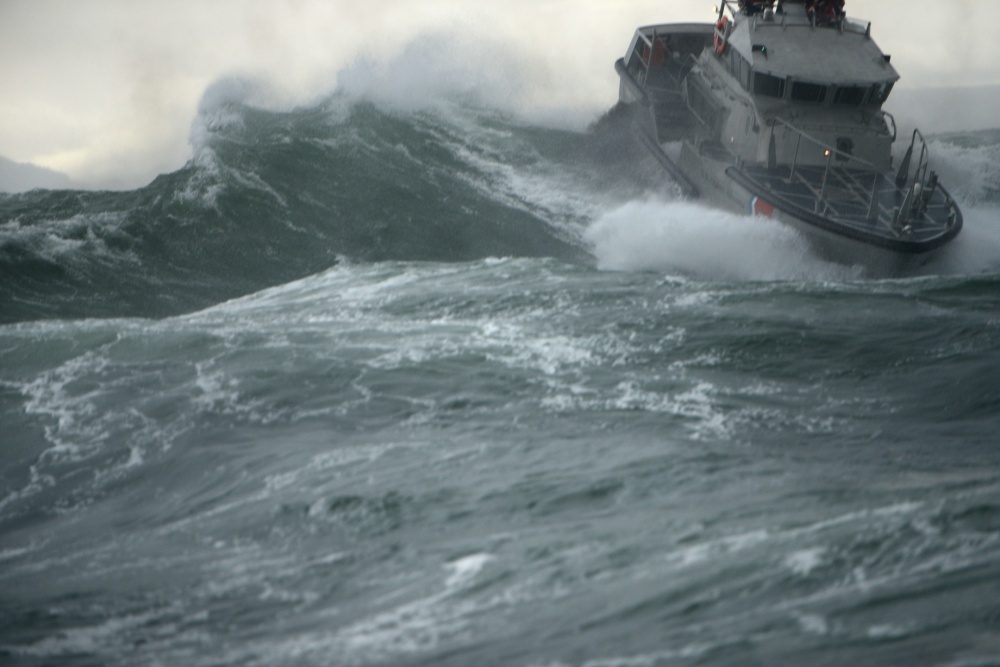 USCGPA's tweet photo. #USCG #D7- The Coast Guard would like to inform the public of the dangerous conditions approaching the Pacific Northwest coast such as King tides, sneaker waves, as well as high winds, and heavy storms according to the National Weather Service. #StaySafe 
https://t.co/t3vW9UUFIh https://t.co/NIBBCiPOFf