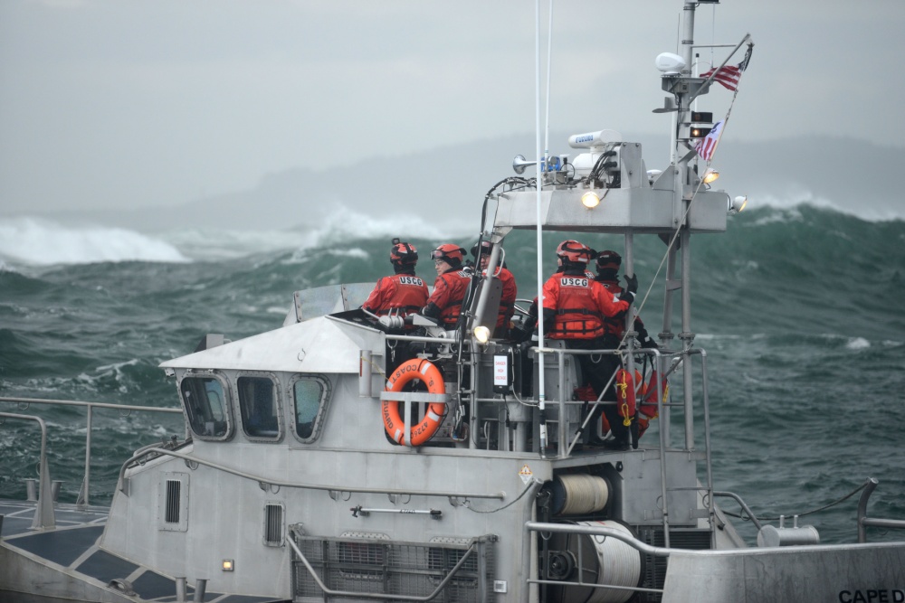 USCGPA's tweet photo. #USCG #D7- The Coast Guard would like to inform the public of the dangerous conditions approaching the Pacific Northwest coast such as King tides, sneaker waves, as well as high winds, and heavy storms according to the National Weather Service. #StaySafe 
https://t.co/t3vW9UUFIh https://t.co/NIBBCiPOFf