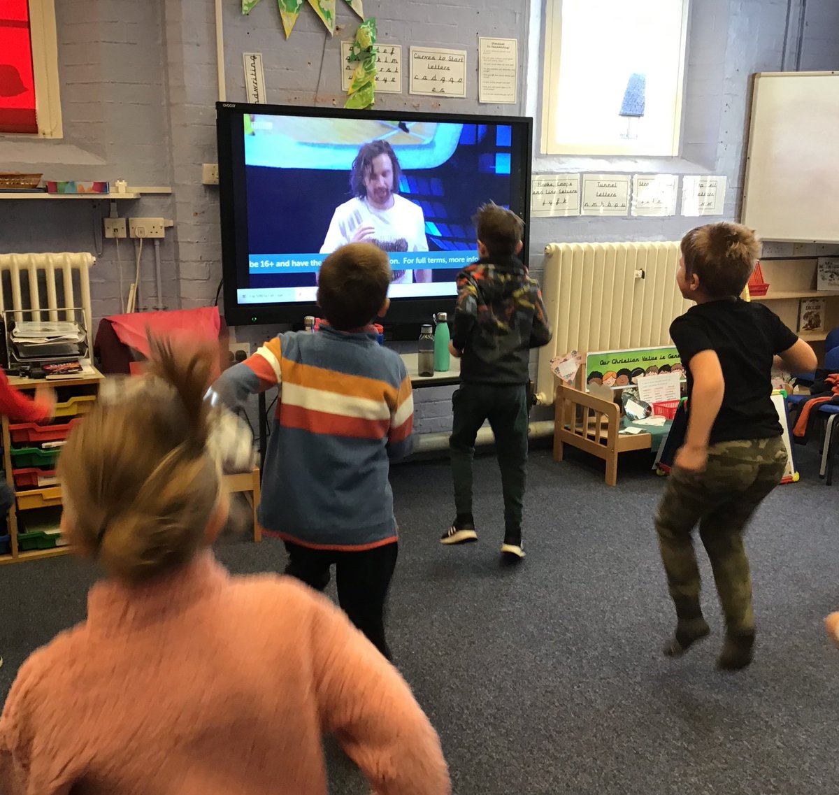 HighamRISE's tweet photo. #classtwo were energised first thing this morning by taking part in the #joewicks P.E lesson. Go Joe! https://t.co/7NRKCnLrIH