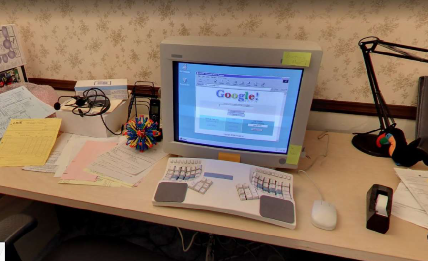 Fotos de 1998. Esse foi o QG inicial do Google. A empresa fundada por Larry Page e Sergey Brin estabeleceu sua primeira "sede" na garagem de Susan Wojcicki (<a href="/SusanWojcicki/">Susan Wojcicki</a>), que virou  a primeira gerente de marketing da empresa, e hoje comanda o Youtube!