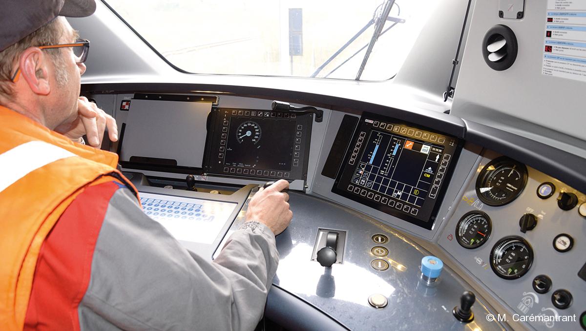 Une fois ça fait, il plonge dans ses écrans et bouquins. Car le rôle du conducteur est aussi de pallier aux pannes de son train (quand c'est possible). Il ca donc suivre des procédures à appliquer en fonction des indices de disfonctionnement qu'il relève.