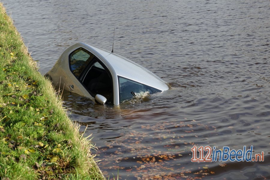 Vrouw raakt met auto te water in #Mariënberg. 112 in Beeld.