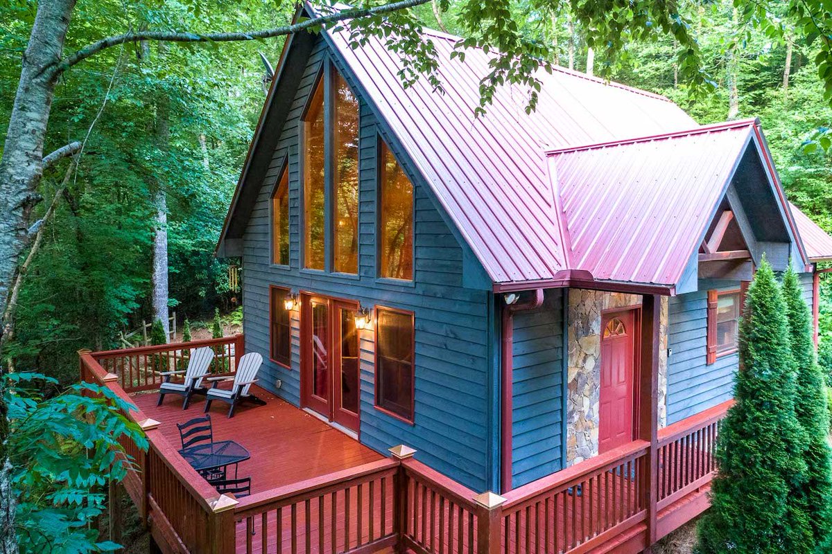 SundogVacations's tweet photo. Blackberry Ridge is nestled in the heart of the Smoky Mountains between the picturesque mountain towns of Sylva and Franklin, North Carolina. Blackberry Ridge offers convenient access to activities including hiking trails, antiquing, white water rafting... https://t.co/UeuB1dgTsH https://t.co/b8I0U9p9Yv