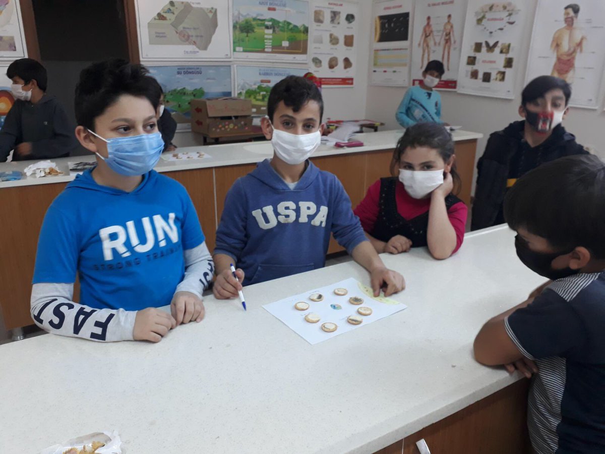 Masterchef grupları Fen Bilimleri dersinde kremalı bisküvilerden Ayın evrelerini modelledi. Eğlenerek öğreniyoruz.☺️ <a href="/skaygusuz/">Salih Kaygusuz</a> <a href="/ErbapE/">ERBAPErzurum</a> <a href="/OrhanOzen_25/">Orhan ÖZEN</a> <a href="/ismail_kelpetin/">İSMAİL KELPETİN</a> <a href="/ErbapTortum/">Tortum Erbap</a>