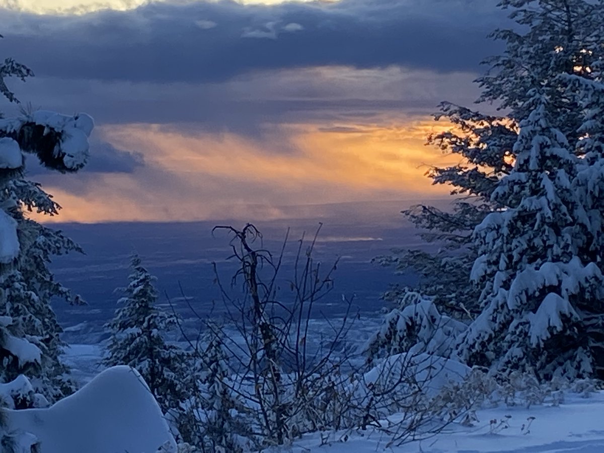 SteveStuebner's tweet photo. Major base-maker snow storm descending on Idaho ski areas today, with 1-2 feet possible ... https://t.co/PU9IPyornu https://t.co/KyFzykWZhz