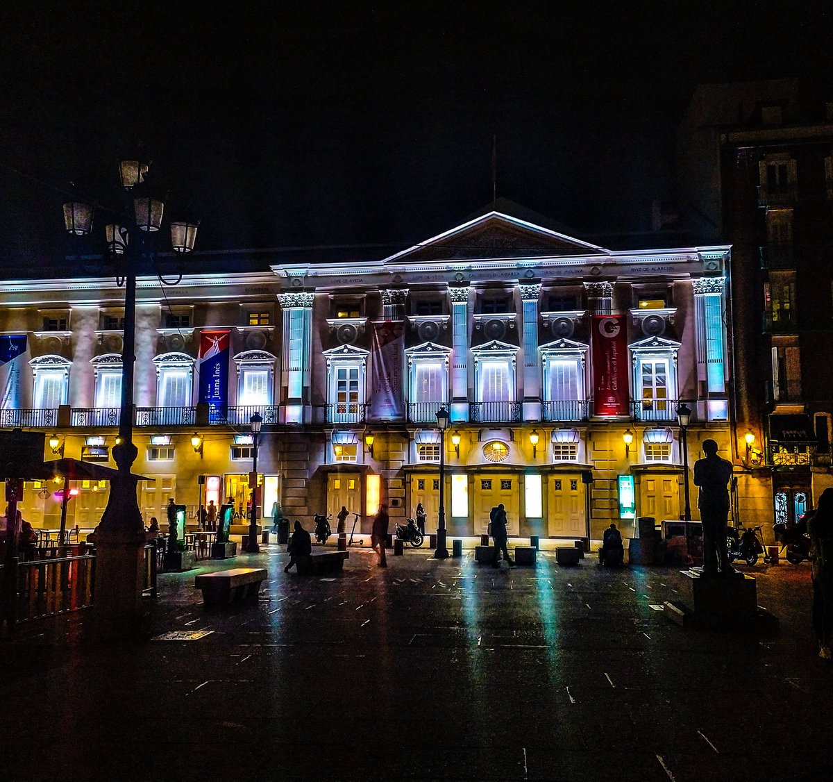 evagbar's tweet photo. Qué ganas de volver a oír los aplausos, de volver a ver la entrada abarrotada de gente.
Qué ganas de recuperar nuestra forma de vivir y de disfrutar nuestra vida cultural. 
¡Un día+, un día - Madrid! https://t.co/AsU4Tnolhv