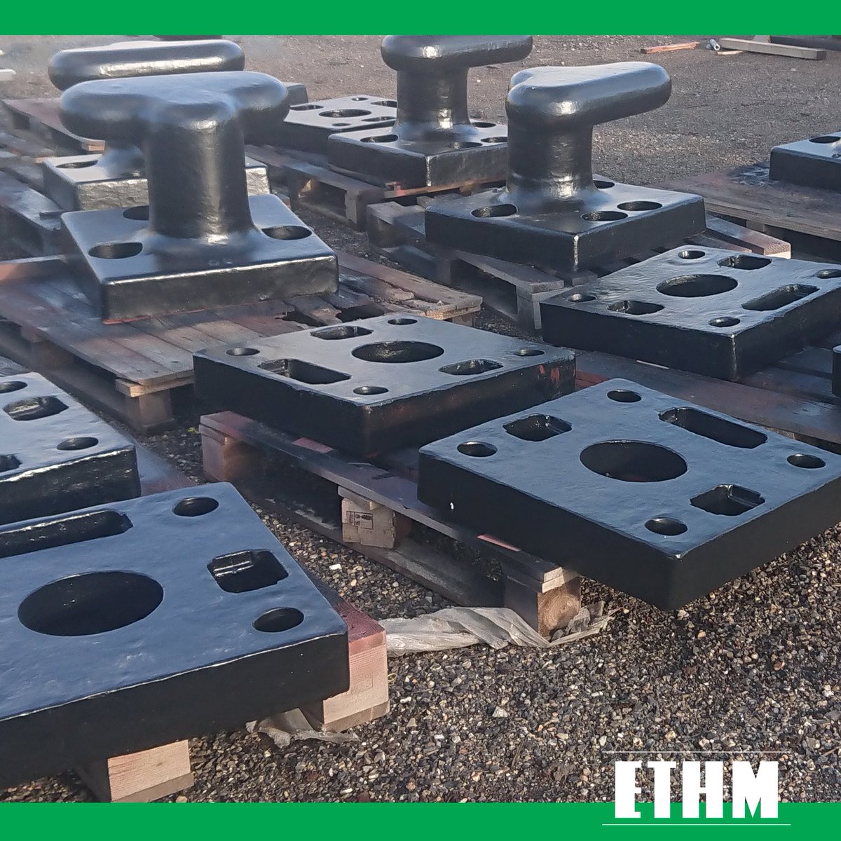 ethm_maritime's tweet photo. [ 🔩 BOLLARDS 100T – Nouvelle commande 📁 ]

💬 @VINCIConstruc (VCMF) dans le cadre de la rénovation du #QuaiSouffletSocomac dans le GRAND PORT MARITIME DE ROUEN a commandé à #ETHM 13 bollards 100T bibloc en acier moulé peint suivant la norme.

#FipamGroup #Bollards100T #Rouen https://t.co/FxWBGwCuaQ