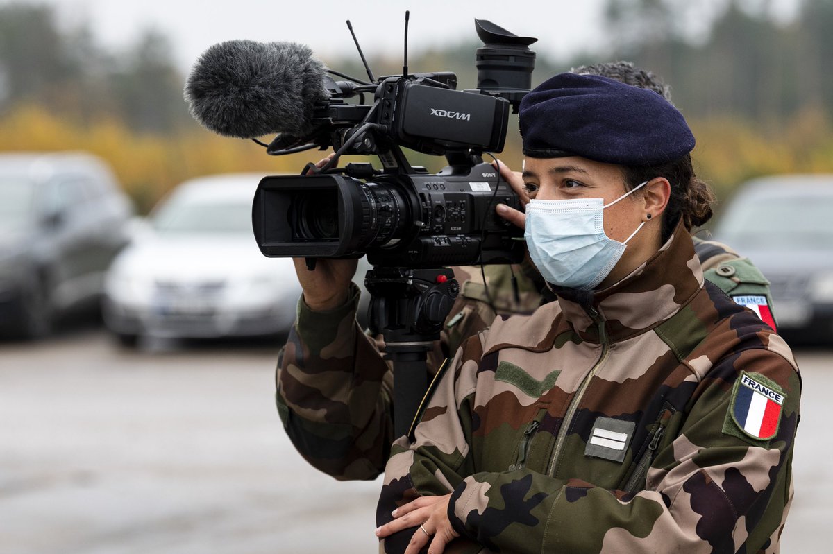 EtatMajorFR's tweet photo. [#MissionLynx] Le lieutenant Laure est officier de communication et réserviste.
Actuellement déployée en Lituanie au sein de l’#eFP Battle Group de l’OTAN, elle a pour mission de mettre en lumière les hommes et les femmes de la #MissionLynx. 

➡️ https://t.co/DgcaFhgzzr https://t.co/0poX6mzVbb