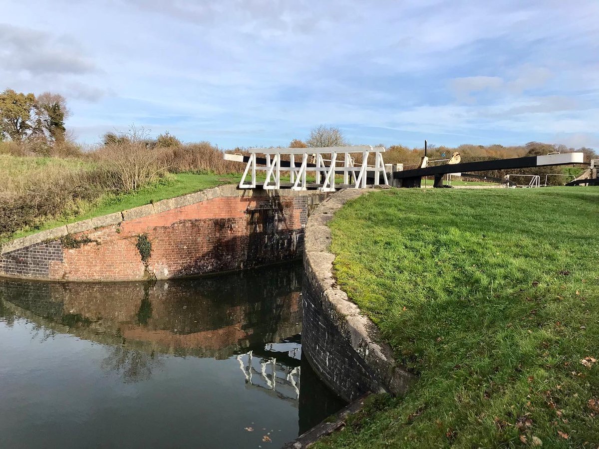 TheWessexRose's tweet photo. Not quite as sunny today but more than pleasant enough for a lovely walk up Caen Hill to Devizes. The trees may be getting bare but it’s still a great view! #boatsthattweet
#caenhilllocks #lovedevizes #kennetandavoncanal #walking #lockdown #FridayFeeling @CRTBoating https://t.co/NmSYzVPSCW