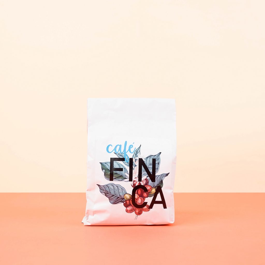ManifiestoCafe2's tweet photo. Ya llegando casi a nuestro final del desafio #30días30cafés les presentamos a el café Finca. Tostado por LLama es un café de 85 puntos, balanceado, con notas a almendras y chocolate.Este café Brasilero es  un excelente complemento de cafés donde la leche juega un papel sustancial https://t.co/9wfQcPD1pT