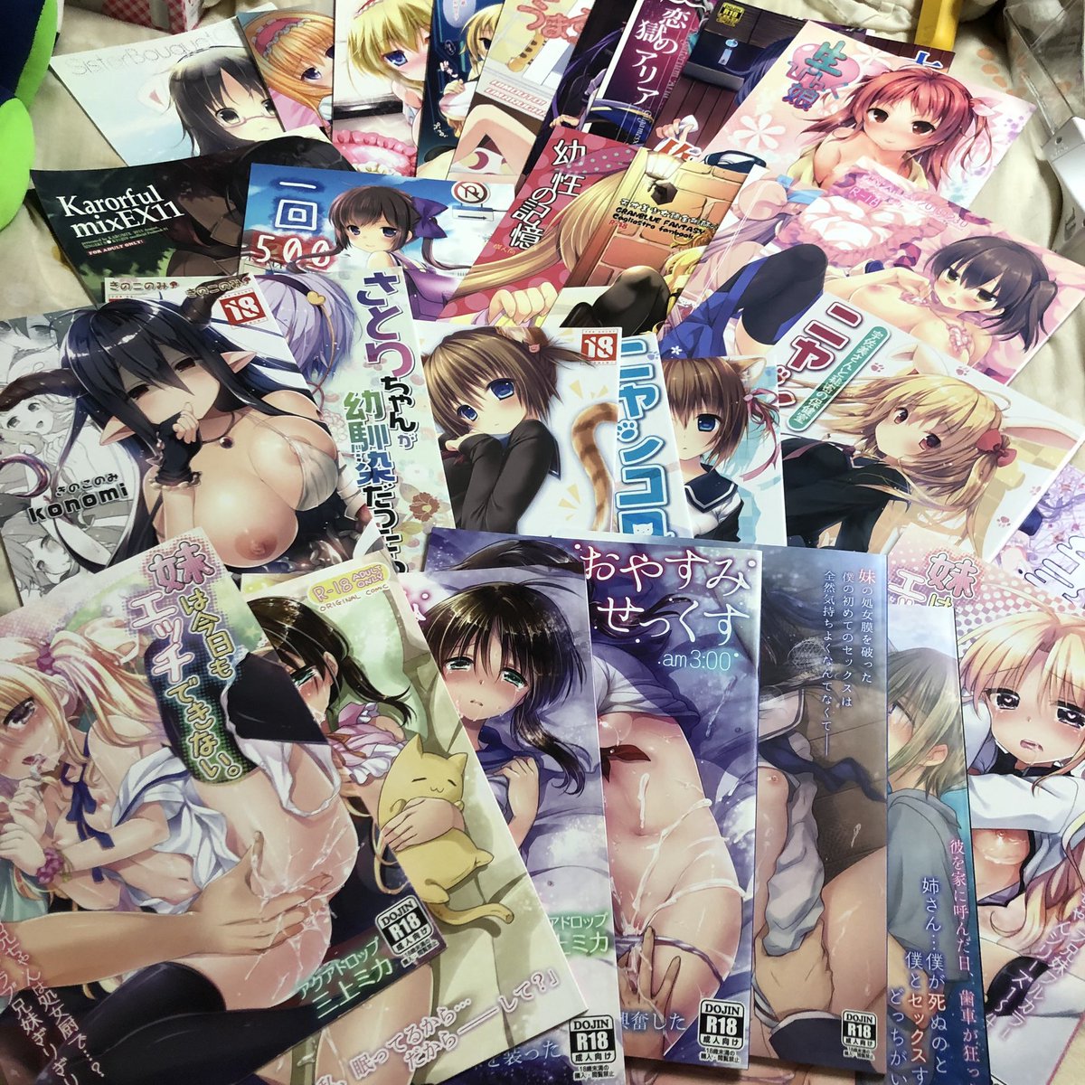 314Super's tweet photo. エロ同人増えすぎたので譲りたいと思います。全部で29冊です。
わりと有名どころ(三上ミカ、kinokonomi、あずまゆき等)なので、値段はそれなりに考えてます~
気になる方はFF外からでもリプorDMください。
メルカリでの交換希望です。
#同人誌 #成人向け https://t.co/3kxcuR3AiU