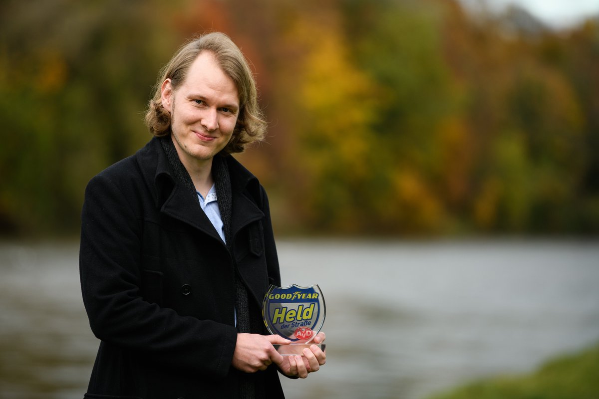 Eine #Bikerin verlor die Kontrolle über ihr #Motorrad und prallte in #Blaustein bei #Ulm gegen einen Laternenmast. Ferdinand Beilhardt kam der lebensgefährlich Verletzten direkt zu Hilfe. Unser #Held der Straße des Monats Oktober 2020 bit.ly/2K0i8dH #ErsteHilfe