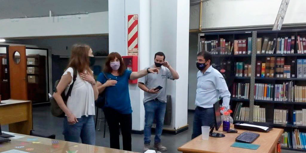 edegiusti's tweet photo. Hoy recorrimos las reformas realizadas en nuestra @BiblioFCE junto a su directora Fernanda Pietroboni, el secretario de Admin. y Finanzas @marianovisentin, delegados nodocentes y la presidenta del CECE. Las mismas incluyen mejoras en la seguridad de los tableros eléctricos. https://t.co/wtZWwez0kI