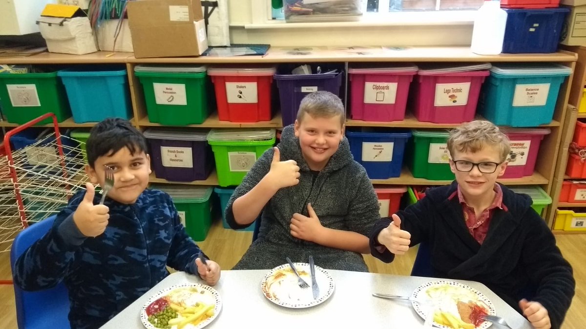 Our #eats team continue to provide hot #schoolmeals for pupils during these challenging times. We’re glad to see thumbs up and lots of smiles!😄#NSMW2020 #NationalSchoolMealsWeek @LACA_UK @NSMW #fishandchips