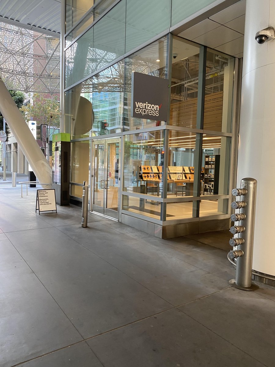 heidiflato's tweet photo. Verizon’s new Transbay Terminal Express Store focuses on getting you in and out FAST. Check it out at 425 Mission Street in San Francisco. Learn more about our digital retail concept here: https://t.co/947YD2SNZK @verizon https://t.co/FjTA60IwwT