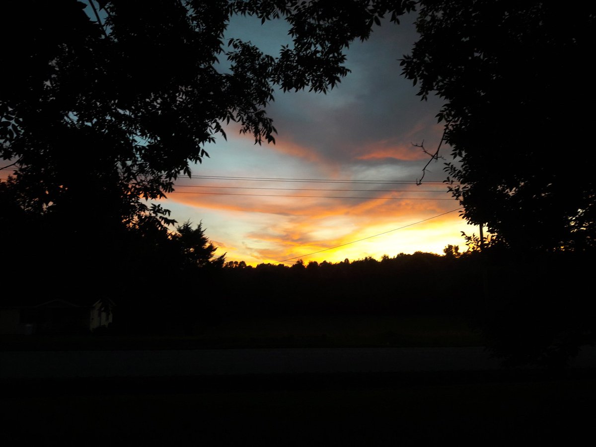 AddisSaltyDog's tweet photo. Wow , So Beautiful...
Happy Friday Y'all !!! It only took 10mins to type this out... #OldGuyIssues 
#DoubleStrokeKid 
🙋🏼‍♂️🐾😜🌞🙏🏼😷🇺🇸
Sunrise in the Blue Ridge Mountains S.C. https://t.co/OOhAx2RzsI