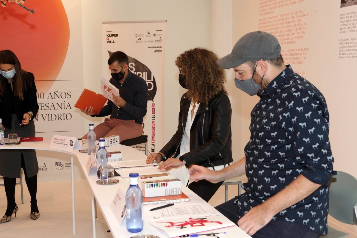 sergicampillo_'s tweet photo. ♻️📲Ahir vaig participar-hi en la taula redona "Sostenibilidad: el papel de la comunicación y el diseño", organitzada per @KLIPERDVILA. 

🗣️Un diàleg distès entre administracions públiques, sector empresarial i experts en comunicació i disseny. https://t.co/ssl0SZPpDl