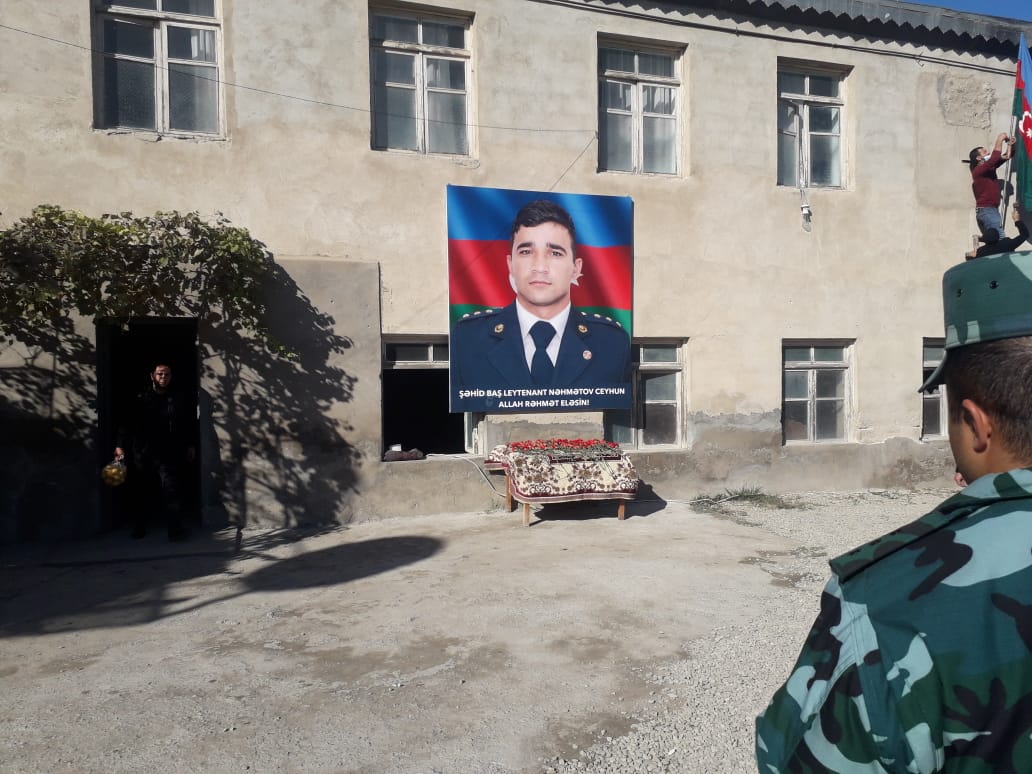 Sənin şəklinə belə çarəsiz həsrətlə baxmaqda variymiş qismətdə...😔