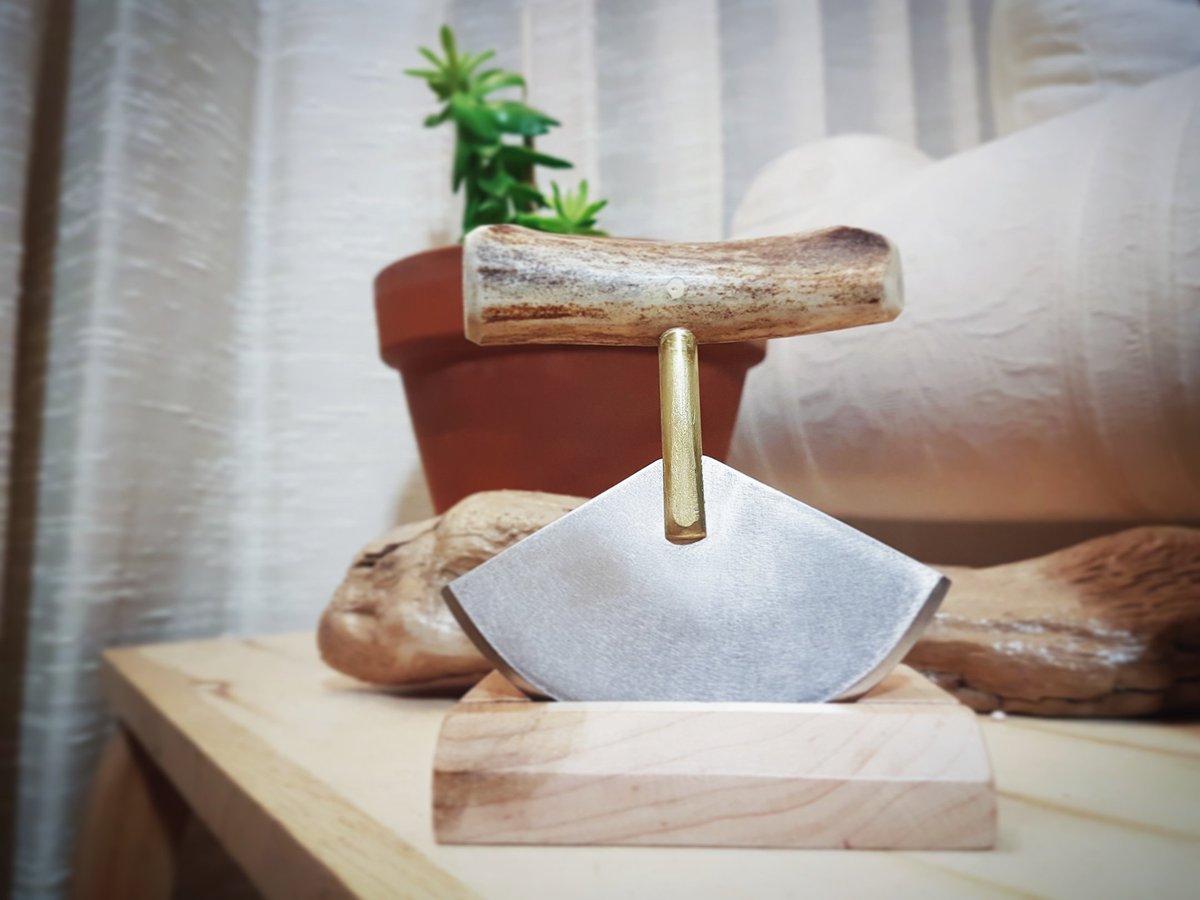 art_inuk's tweet photo. This small ulu from the Qaqqaq Collection seems extra cute ๐
#inuit #ulu #urbaninuk #inuitart #indigenousart #metalwork #woodwork #Christmas2020 https://t.co/X4nYB3a9iu