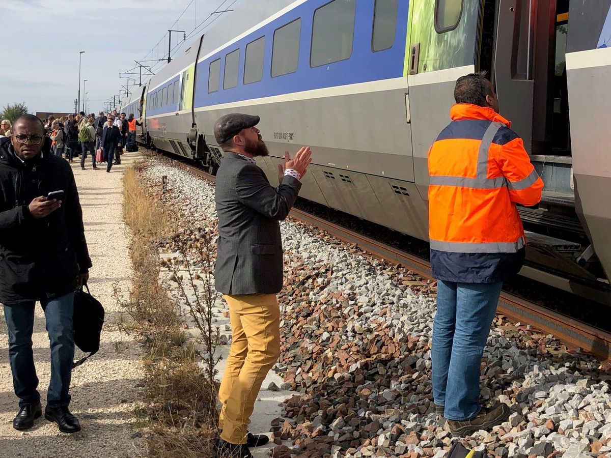 Pour le client deux possibilités : soit il aura été évacué car on ne peut maintenir la sécurité complète à bord du train en panne (on doit conserver par exemple le contrôle de la fermeture des portes) ou parce que c'est plus rapide de l'évacuer, soit il sera dedans en sécu.