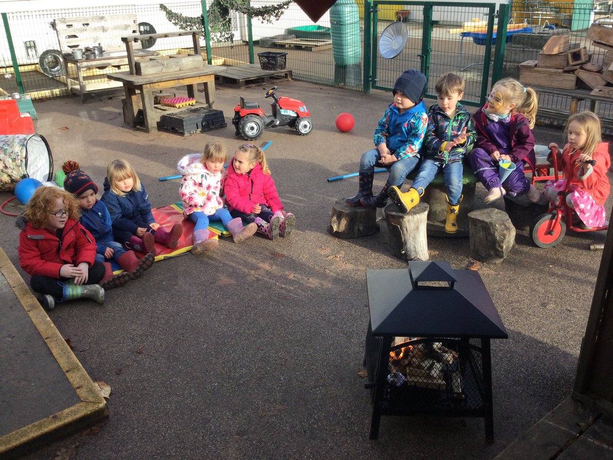 friockheimpg's tweet photo. Is there anything better than a cosy fire on a cold, November day? 🔥
The children all showed excellent risk assessment skills and understood how to keep themselves safe. 
"We better not get burnt!"
"We'll need to phone the fire brigade!" 🚒👨‍🚒🔥
#AngusEY #FriockPG https://t.co/OEHXIS6h0M
